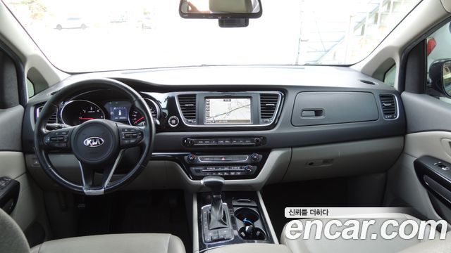 Kia Carnival — interior
