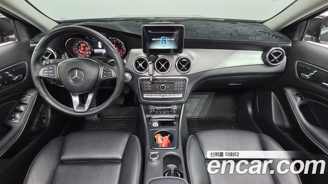 Mercedes-Benz GLA-Class — interior