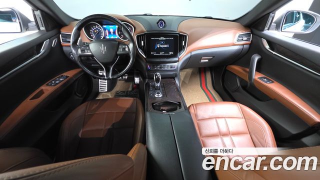 Maserati Ghibli — interior