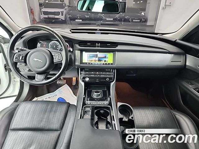 Jaguar XF — interior