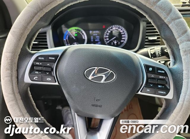 Hyundai Sonata — interior