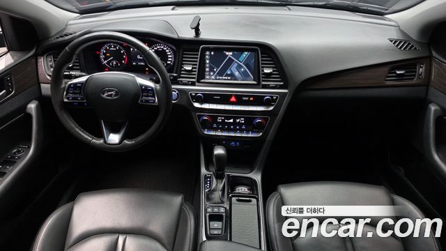 Hyundai Sonata — interior