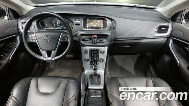Volvo V40 — interior