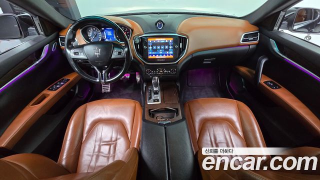 Maserati Ghibli — interior