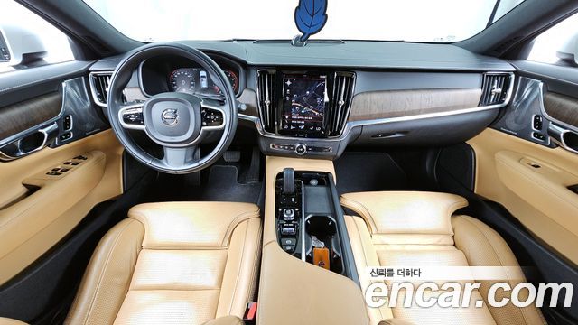 Volvo V90 — interior