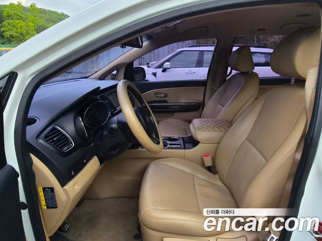 Kia Carnival — interior