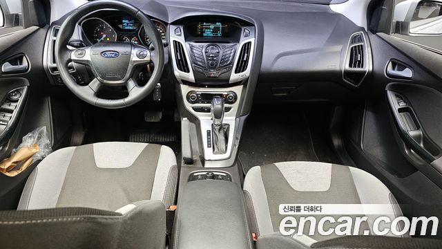 Ford Focus — interior
