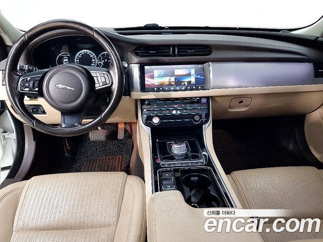 Jaguar XF — interior