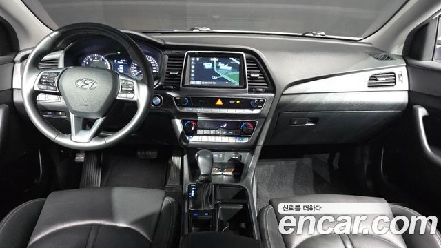 Hyundai Sonata — interior