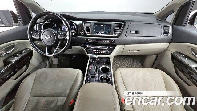Kia Carnival — interior