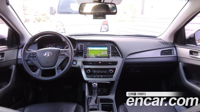 Hyundai Sonata — interior