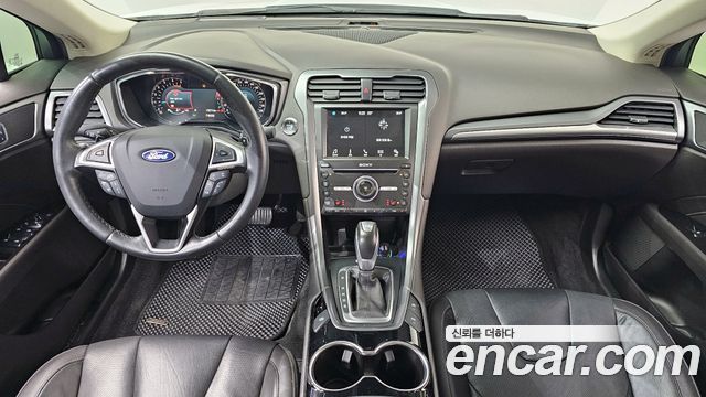Ford Mondeo — interior