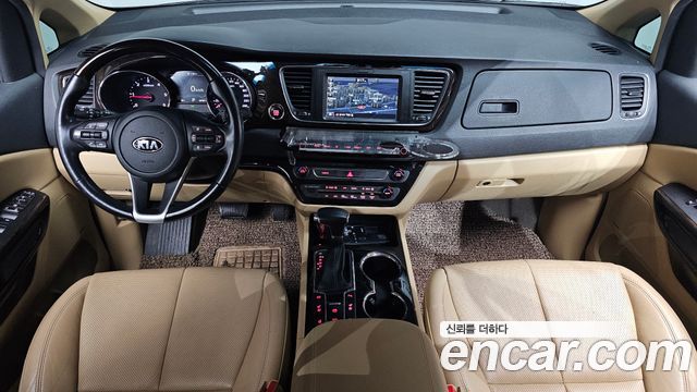 Kia Carnival — interior