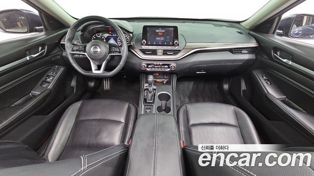Nissan Altima — interior