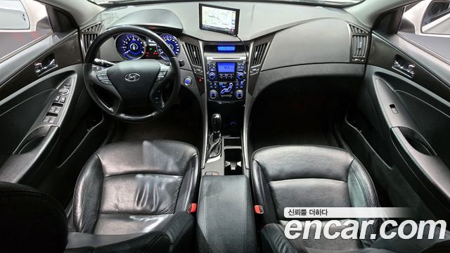Hyundai Sonata — interior