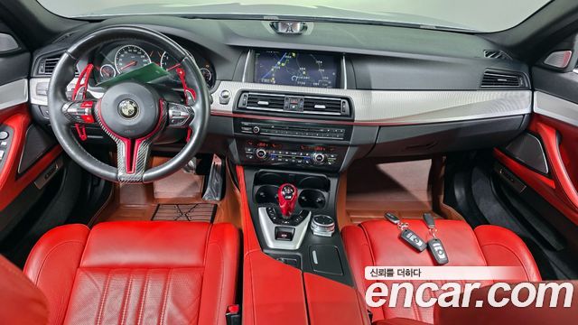 BMW M5 — interior