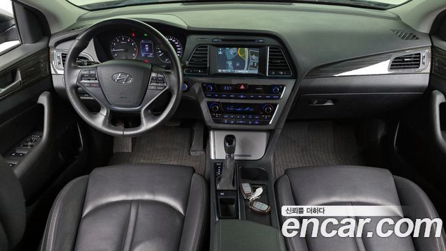 Hyundai Sonata — interior