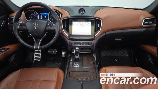 Maserati Ghibli — interior