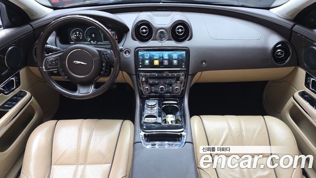 Jaguar XJ — interior