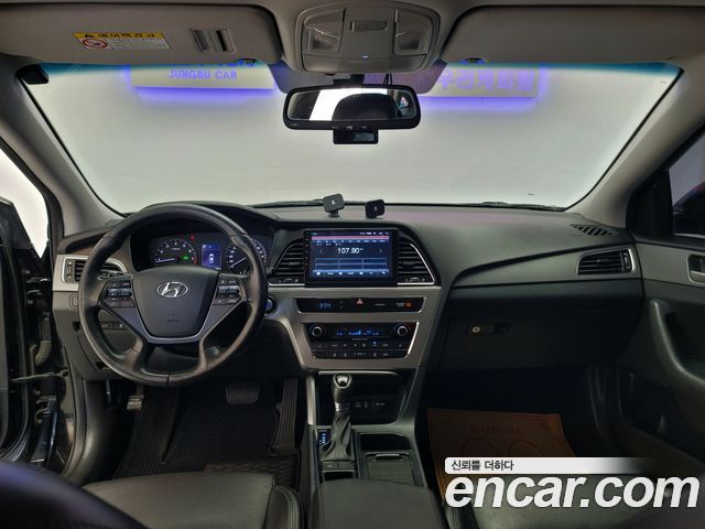 Hyundai Sonata — interior