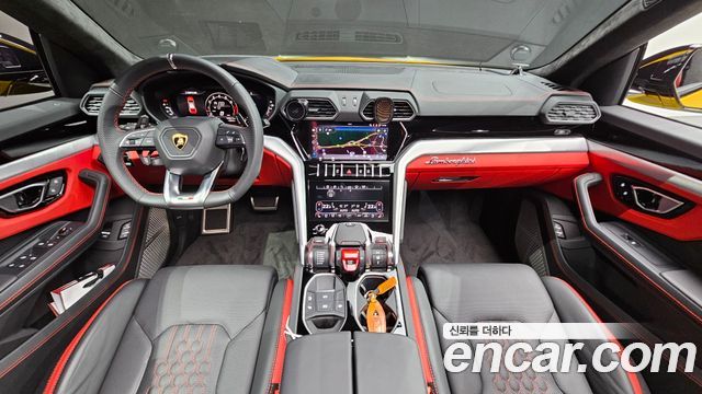 Lamborghini Urus — interior