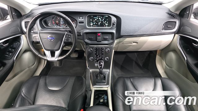 Volvo V40 — interior