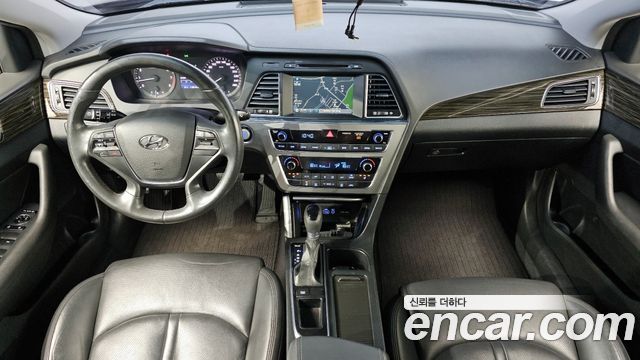 Hyundai Sonata — interior