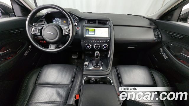 Jaguar E-Pace — interior