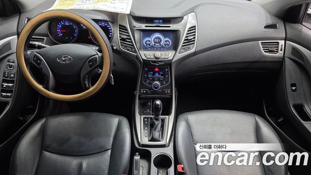 Hyundai Avante — interior