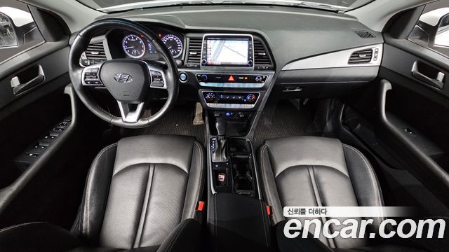 Hyundai Sonata — interior