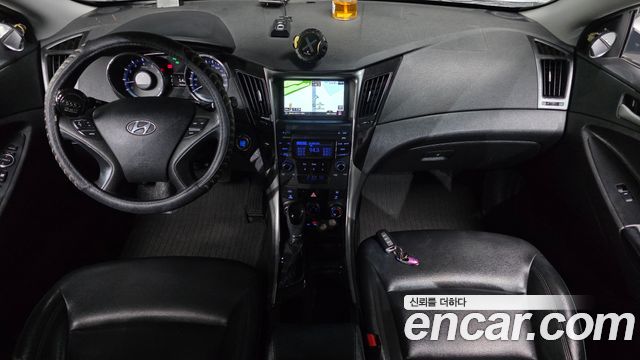 Hyundai Sonata — interior