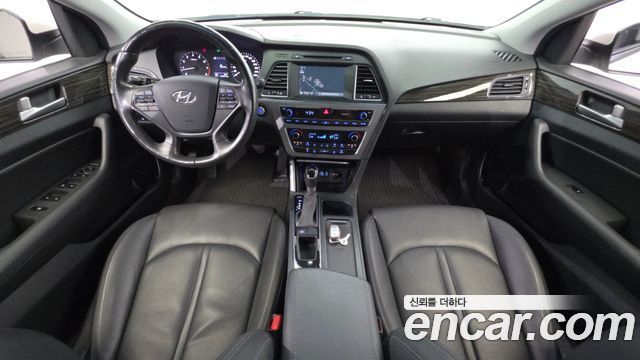 Hyundai Sonata — interior