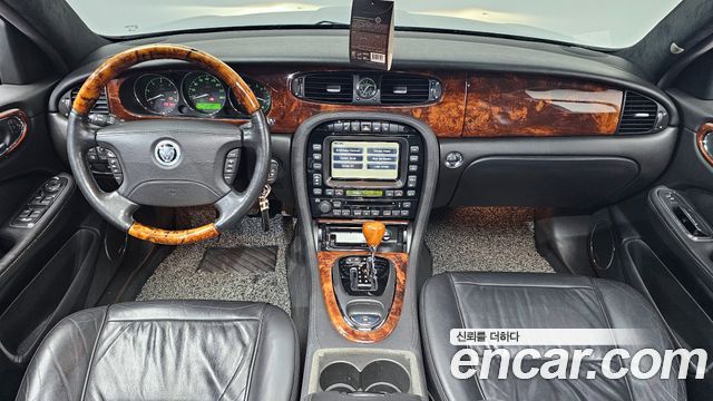 Jaguar XJ — interior
