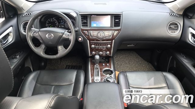 Nissan Pathfinder — interior