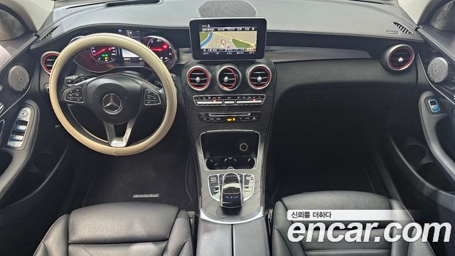 Mercedes-Benz GLC-Class — interior