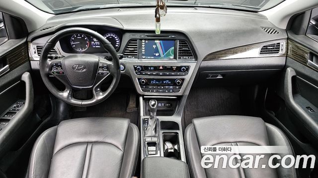 Hyundai Sonata — interior