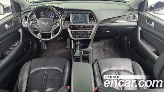Hyundai Sonata — interior