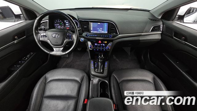 Hyundai Avante — interior