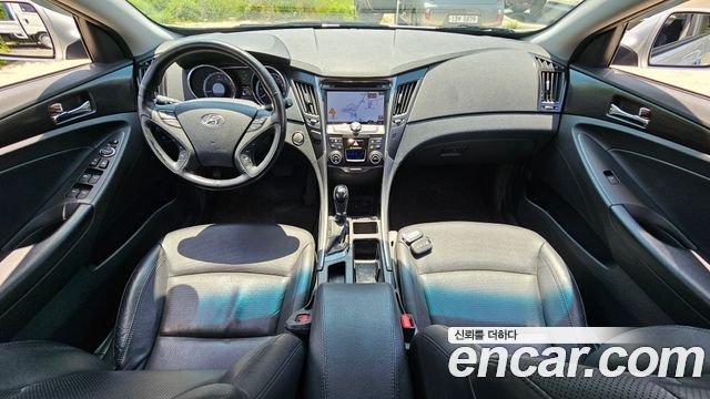 Hyundai Sonata — interior
