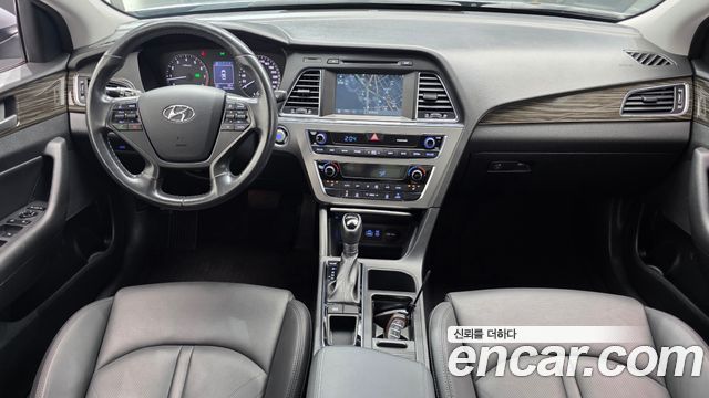 Hyundai Sonata — interior