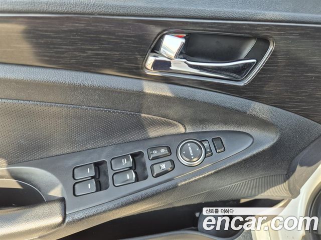 Hyundai Sonata — interior