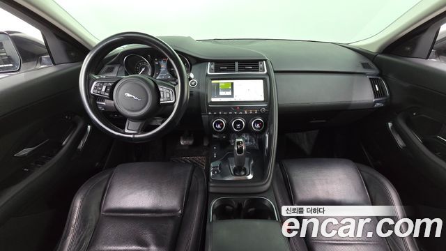 Jaguar E-Pace — interior