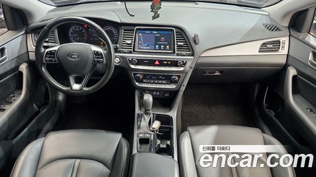 Hyundai Sonata — interior