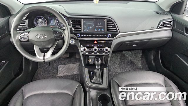 Hyundai Avante — interior