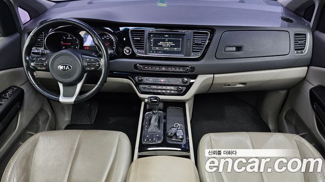 Kia Carnival — interior