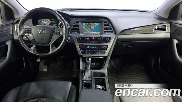 Hyundai Sonata — interior