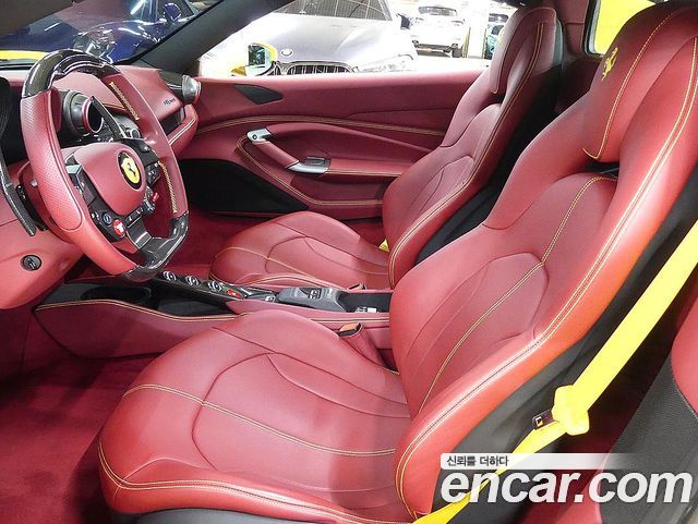 Ferrari F8 — interior