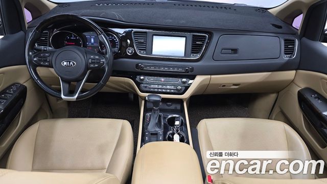 Kia Carnival — interior