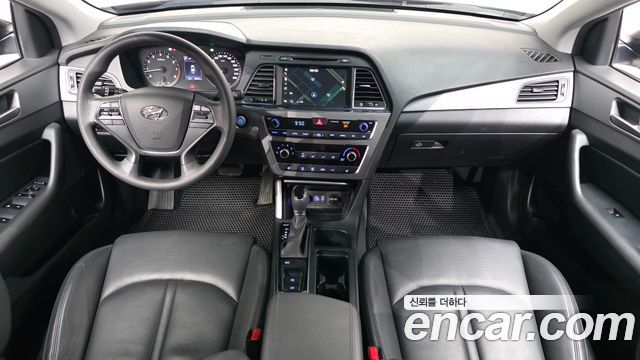 Hyundai Sonata — interior