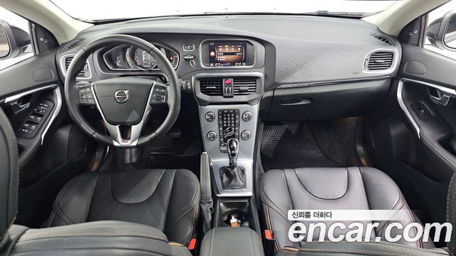 Volvo V40 — interior